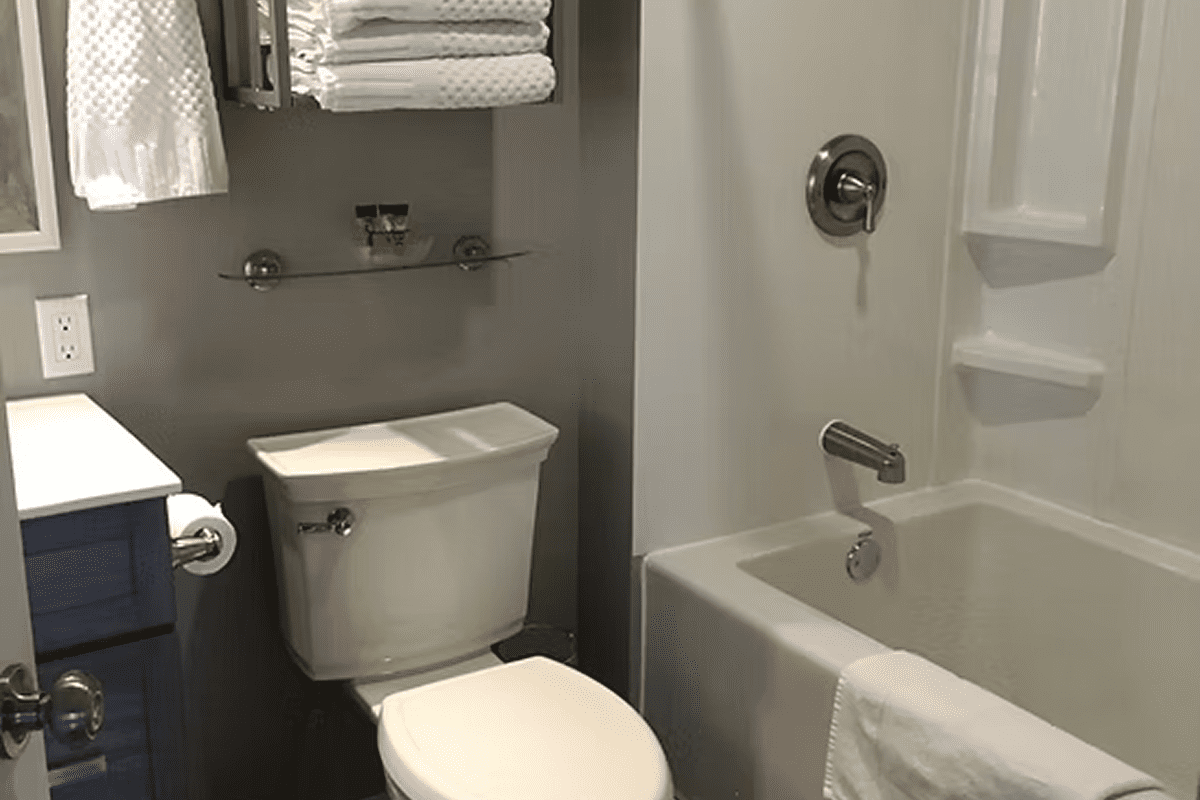 Minimalist bathroom design with towel storage