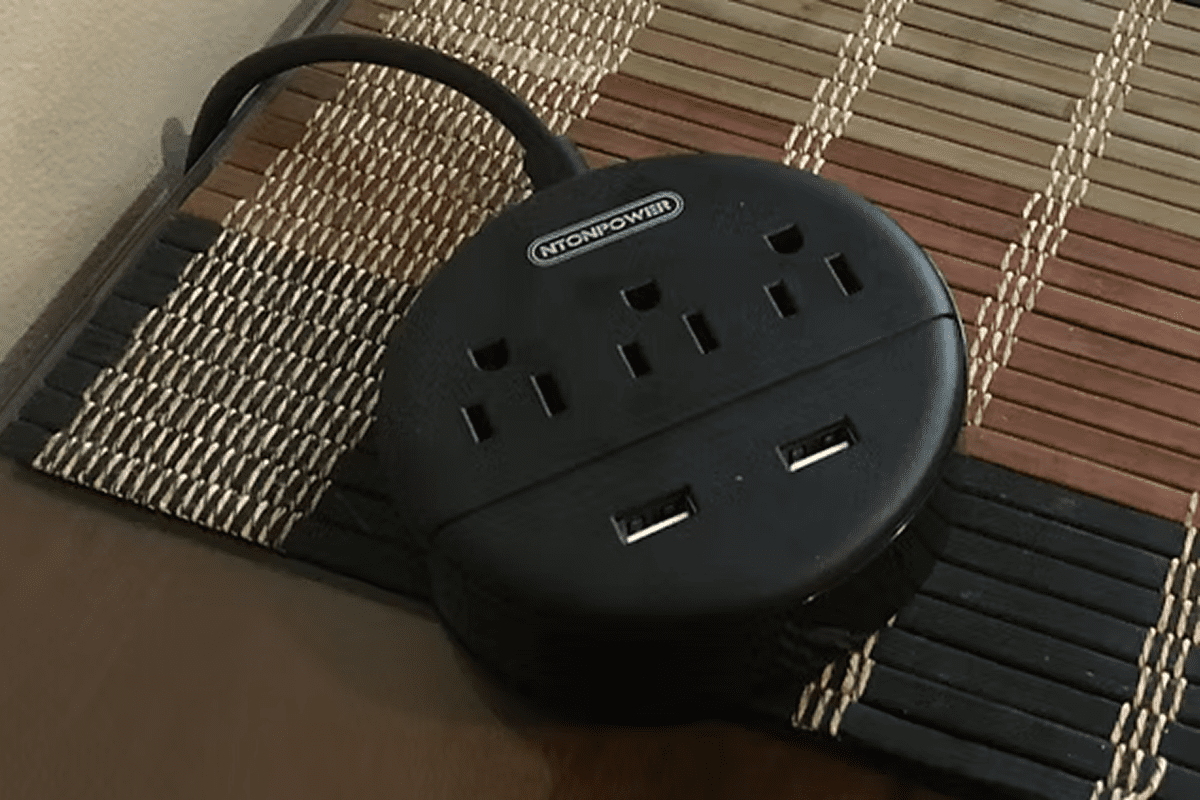 Multi-outlet power strip with USB slots